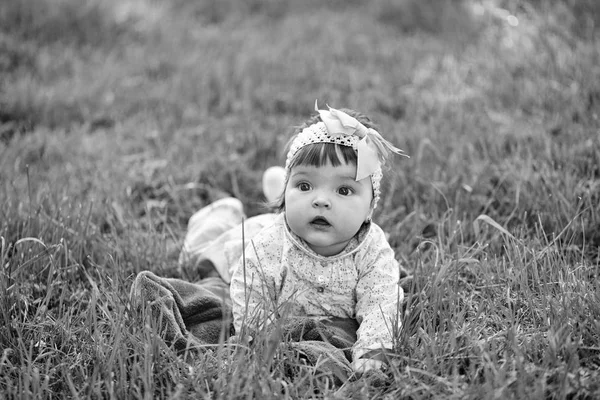 Verrast meisje. Schattige babymeisje op groen gras — Stockfoto