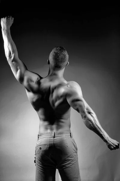 근육 운동입니다. 섹시 한 몸매와 근육 질의 남자 — 스톡 사진
