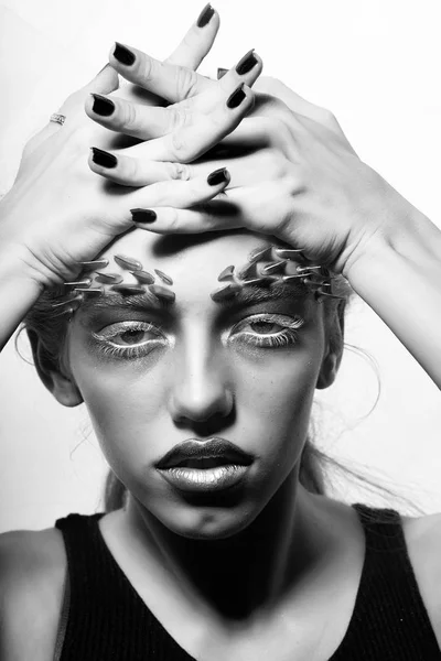 Maquillaje de arte. Mujer joven con espinas en la cara — Foto de Stock