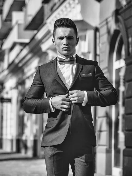Gentleman. schöner Mann knöpft Anzugmantel auf — Stockfoto
