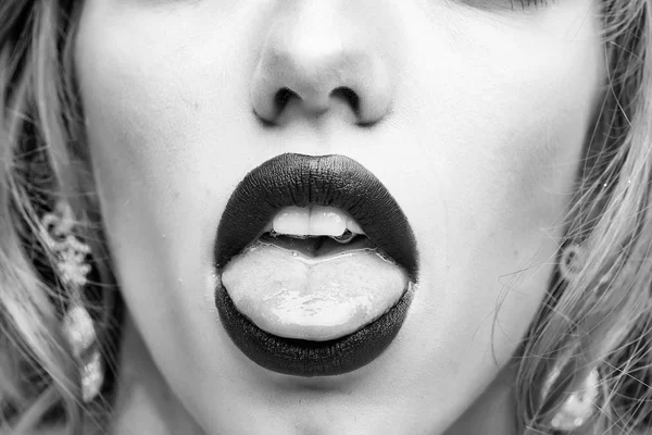 Womens lippen. Sexy vrouwelijke lippen — Stockfoto