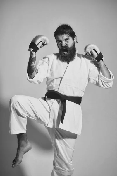 Karate training. bearded shouting happy karate man in kimono and boxing gloves — Stock Photo, Image