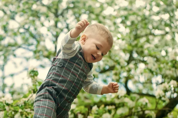 Glückliche Kindheit. glücklich Kind Junge spielt im Park auf verschwommenem natürlichen Hintergrund — Stockfoto