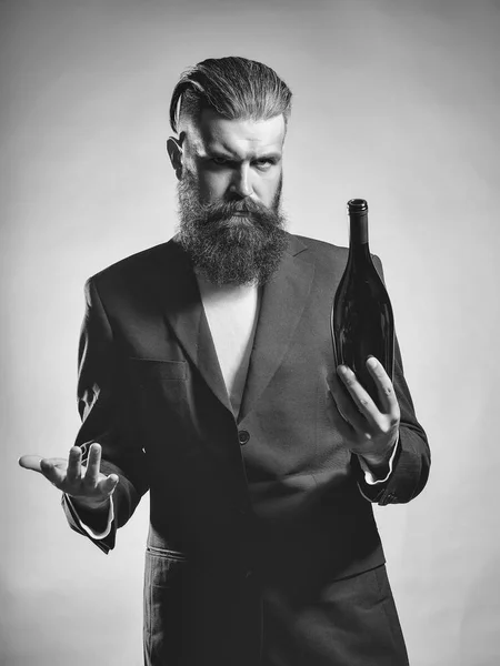 Prova de vinho. Homem barbudo com garrafa de vinho — Fotografia de Stock