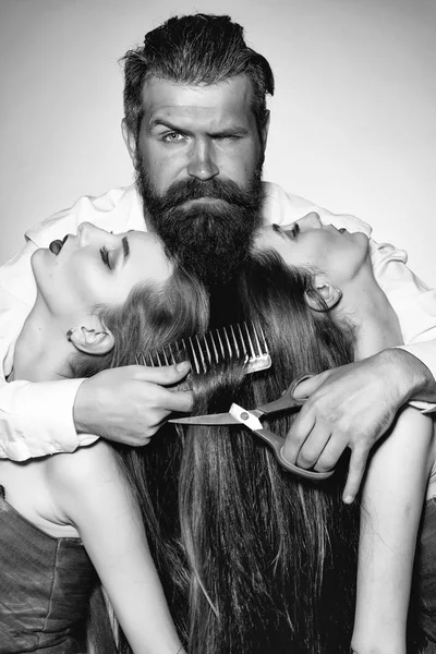 Cabeleireira feminina. Cabeleireiro barbudo e duas mulheres — Fotografia de Stock