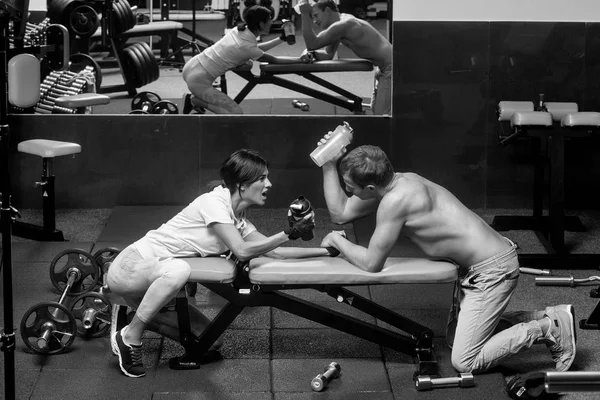 Spor eğitim. bilek güreşi kaslı adam ve kız vasıl jimnastik salonu — Stok fotoğraf