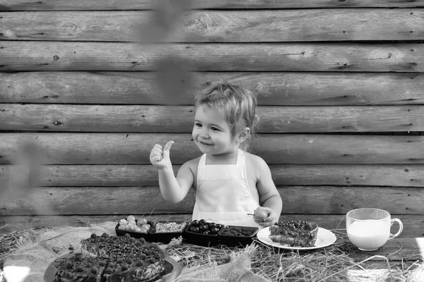 Landleben. Kleiner Junge gibt Daumen hoch — Stockfoto