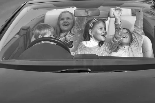 As crianças são viajantes. crianças felizes amigos no carro — Fotografia de Stock