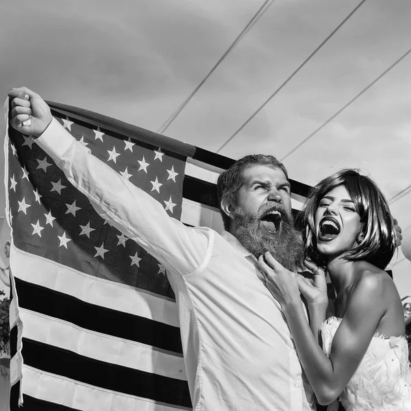 Amerikansk historia. självständighetsdagen par med flagga — Stockfoto
