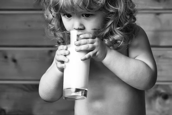 Babyvoeding. kleine jongen dranken yoghurt — Stockfoto