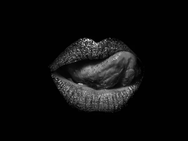 Womens lippen. Gouden sexy vrouwelijke lippen geïsoleerd op zwart — Stockfoto