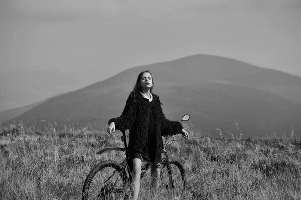 Descansa en las montañas. chica con bicicleta en la montaña — Foto de Stock