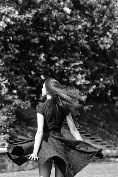 Conceito de liberdade. Menina jovem atraente com vestido de fiação — Fotografia de Stock