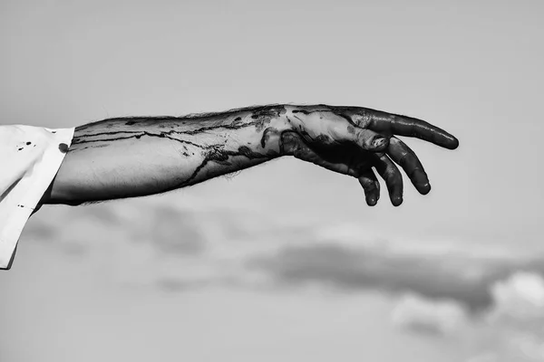 Τα χέρια στο αίμα. το αιματηρό zombie χέρι με κόκκινο αίμα στον γαλάζιο ουρανό — Φωτογραφία Αρχείου