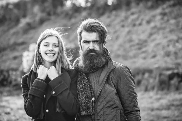 Declaração de amor. Jovem casal no parque de outono — Fotografia de Stock