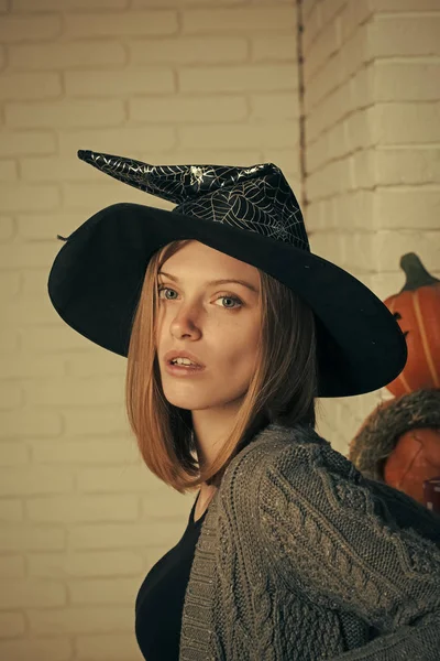Feliz Dia das Bruxas. Menina de Halloween em chapéu de bruxa — Fotografia de Stock