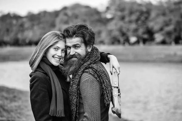 Declaración de amor. Parejas jóvenes en el parque de otoño —  Fotos de Stock