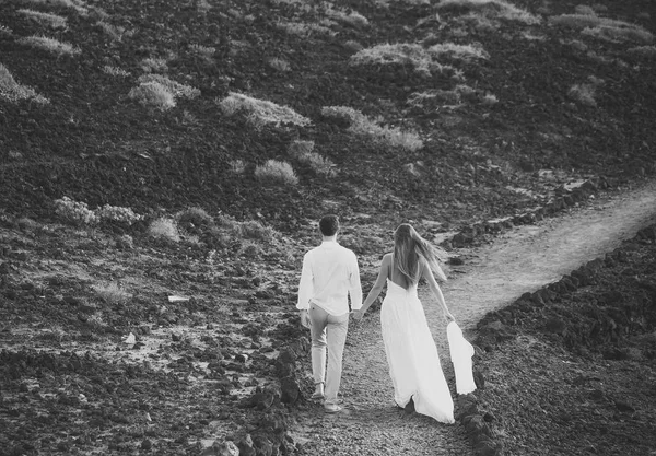 Futuro partilhado. Casal romântico em belas montanhas — Fotografia de Stock