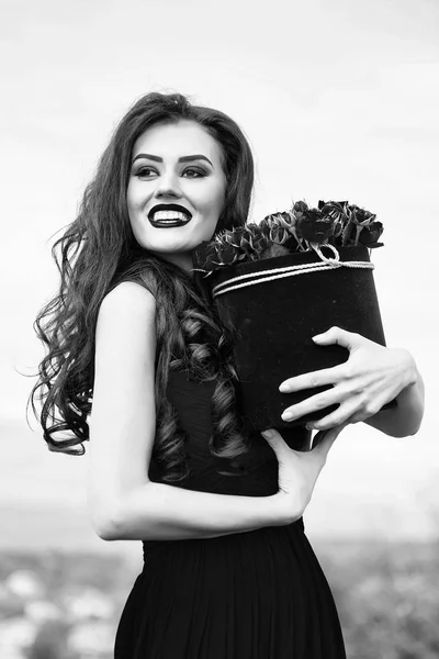 Счастливая женщина. сексуальная девушка с красными розами — стоковое фото