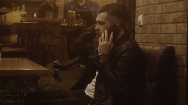 Homem de negócios pensando, bebendo café e olhando para a janela no pub — Vídeo de Stock