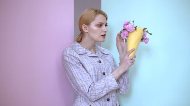 Αναστατωμένος γυναίκα με μπουκέτο τριαντάφυλλα. Το κορίτσι είναι αναστατωμένος με την ανθοδέσμη που παρουσιάστηκε σε αυτήν — Αρχείο Βίντεο