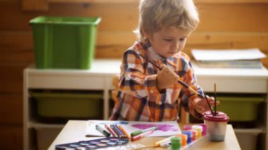 Renkli boya ile eğleniyor bir kreş okul öncesi çocuk. Yaratıcı çocuk yürümeye başlayan çocuk evde çizim. Çocuk, anaokulunda oyun. Çocuk yaratıcılık eğitim kavramı, çocuk öğrenme sanat