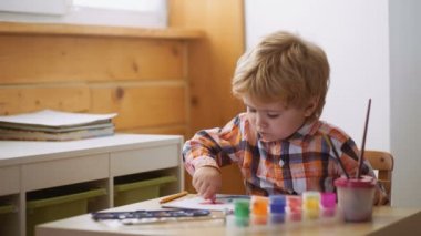 Mutlu sevimli çocuk elleri renkler. Parmak boya yapıyor. Çocuklar için sanat terapisi. Childs'ın Kişilik Psikolojisi. Güven kazanıyor yardımcı. Çizim. Yaratıcılık ve eğitim kavramı