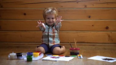 Yaratıcılık ve eğitim kavramı. Çizim. Mutlu sevimli çocuk elleri renkler. Parmak boya yapıyor. Çocuklar için sanat terapisi. Childs'ın Kişilik Psikolojisi