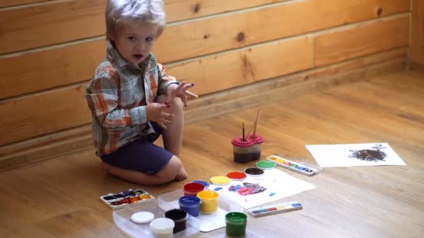 Concepto de educación infantil, pintura, talento, familia feliz y crianza de los hijos. Lindo, serio y centrado dibujo chico — Vídeos de Stock