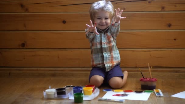 Futuro artista. Niño talentoso dibuja una pintura amarilla en el centro de niños en la clase magistral de arte . — Vídeos de Stock