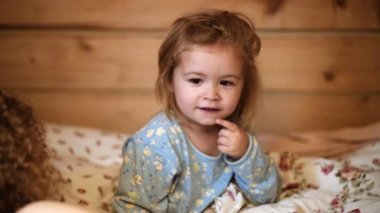 Anne oğluna yatmadan hikaye. Aile hikayesi yatmadan. Genç ve güzel anne teling gece hikaye onun çocuk için