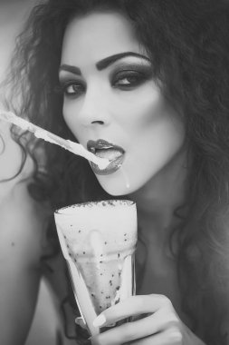 Milk shake. Kız yalama saman