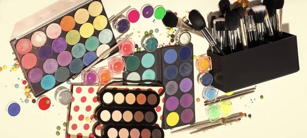 Hulpmiddelen voor make-up. Kleurrijke make-up set — Stockfoto