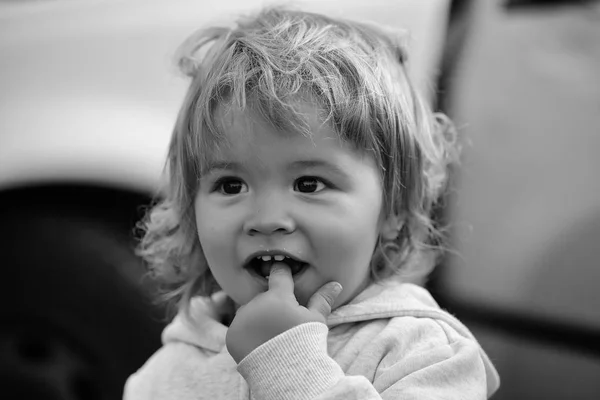 Retrato de lindo bebé niño —  Fotos de Stock