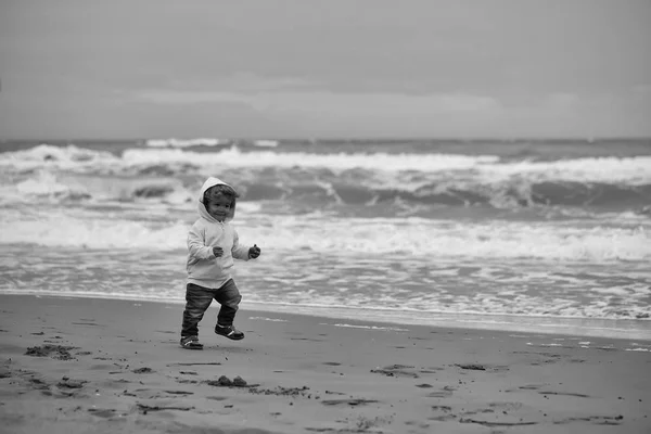 Passeggiata Dei Bambini Sulla Spiaggia Ragazzo Piccolo Bambino Bambino Gioioso — Foto Stock