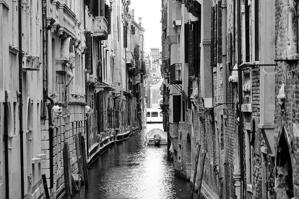 Schöne straße von venedig. Reizvoller Blick auf die Straße — Stockfoto