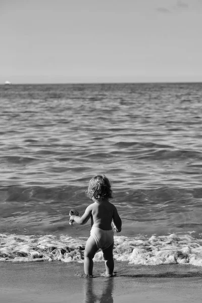 Niño en la playa. Niño pequeño en agua de mar — Foto de Stock