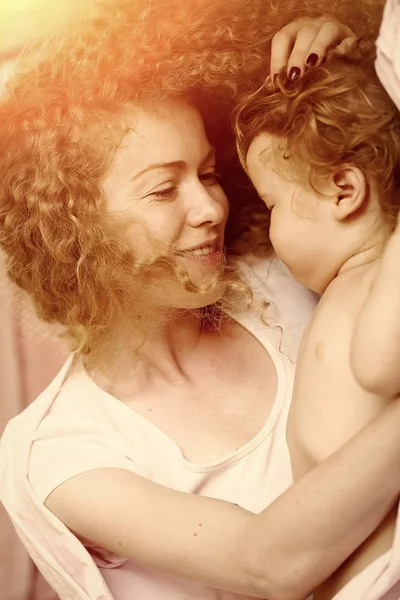 Mothering. Mother smiling to baby — Stock Photo, Image