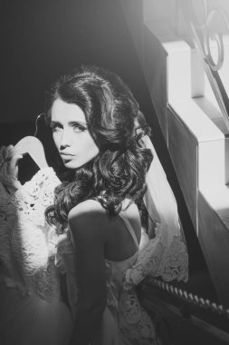 Genç gelin. Uzun esmer saçlı gelin.