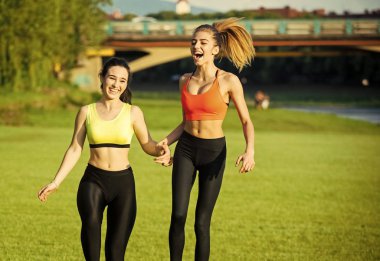spor kızlar. Çalışan kadınlar ülkede koşu