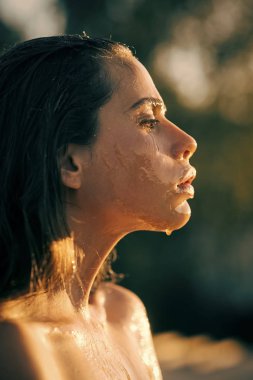 bal maskesi. tatlı ve diyet genç kadın. genç kızın yüzündeki tatlı bal