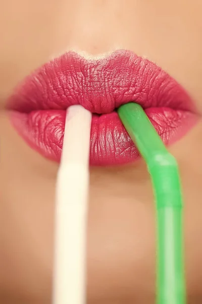 Menu napoje. Kobiece usta słomki — Zdjęcie stockowe