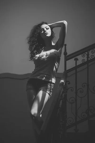 गर्मियों के कपड़े। सीढ़ियों पर सेक्सी महिला — स्टॉक फ़ोटो, इमेज