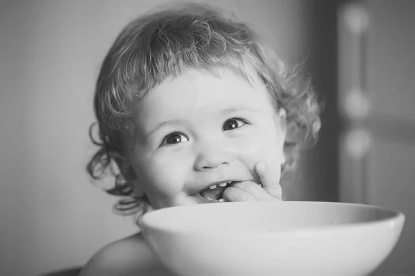 L'enfant mange du porridge. Portrait de petit garçon mangeant — Photo