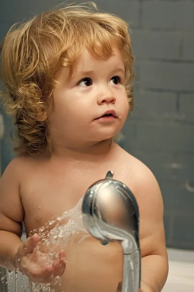Higiene infantil. Menino no chuveiro — Fotografia de Stock