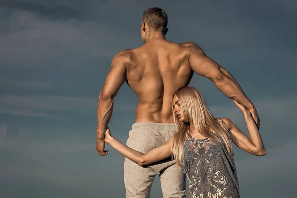 Homem atlético. Menina e atleta homem com apto tronco de volta segurar as mãos — Fotografia de Stock