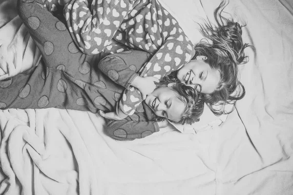 Testvéri szeretet. Lefekvés előtt, álom, álom, sleepover — Stock Fotó