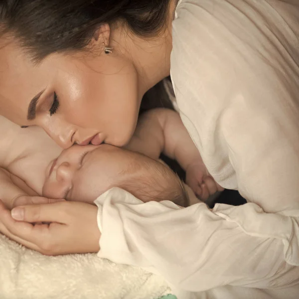 Miracle of motherhood. Woman sleep with infant child boy — Stock Photo, Image