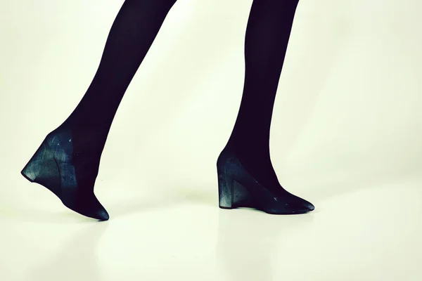 Nylonové punčochy. boty a černé punčochy na štíhlé nohy dívky — Stock fotografie