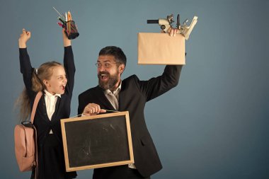 okul zamanı. Çocuk ve baba mikroskop, yazı tahtası, kitap ve Kırtasiye tutun